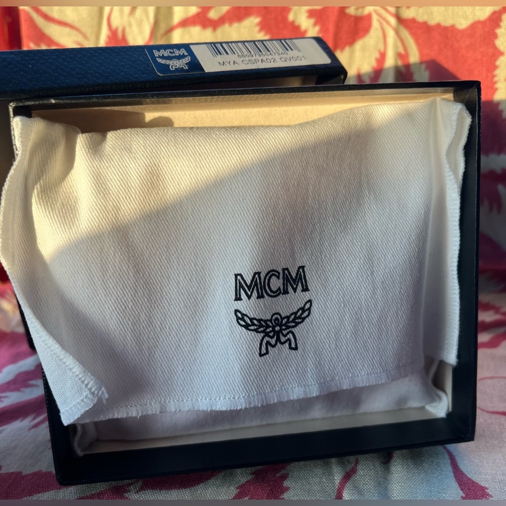 MCM 🎀 Pink NWT “Patricia” Zip Card Case/Wallet with Gold tone hardware 🎀 - Picture 8 of 12